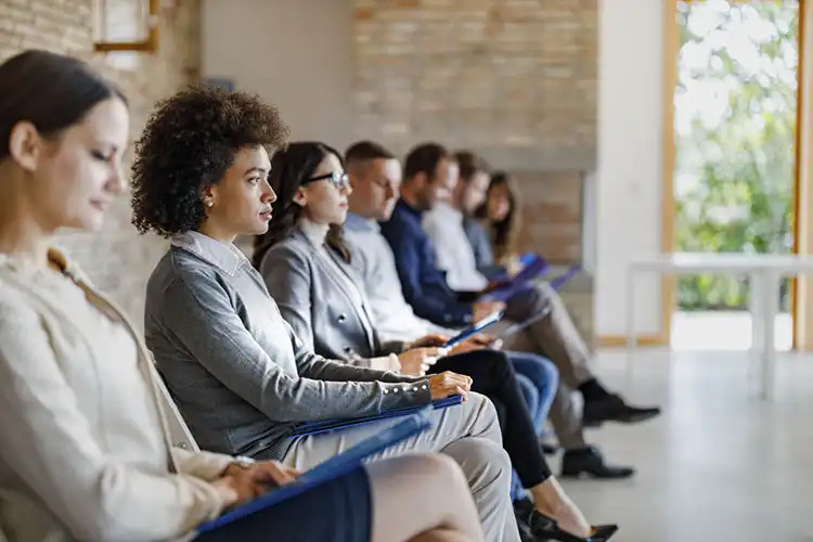 Candidatos à vaga de emprego aguardando em sala de espera
