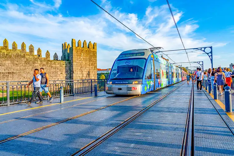 Metro passando por ponte no Portugal