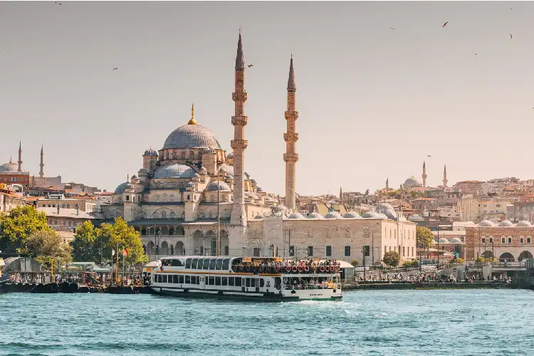 Barco e Igreja na Turquia