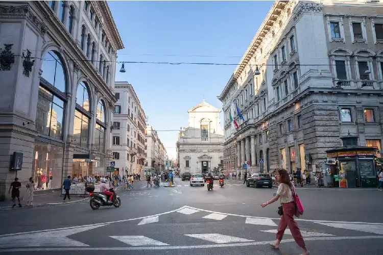 Mulher andando em Roma