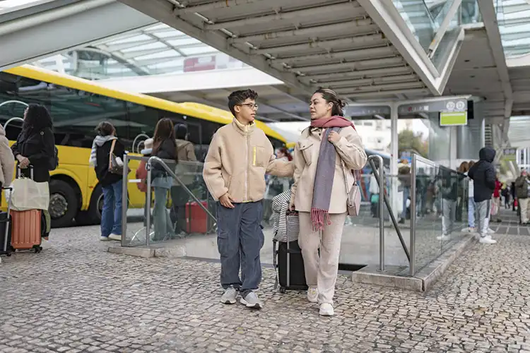 Duas pessoas na estação de ônibus em Portugal