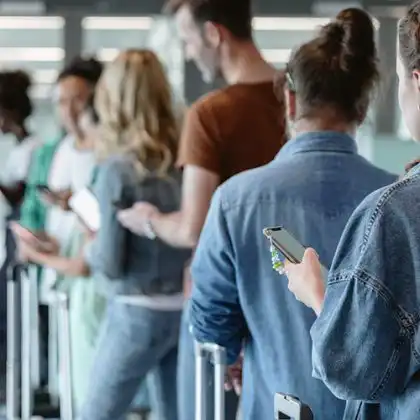 Pessoas em fila para simbolizar queda nas entradas irregulares na Europa