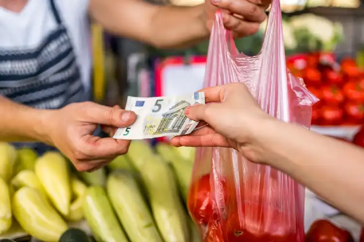 Pessoas em um mercado na Itália