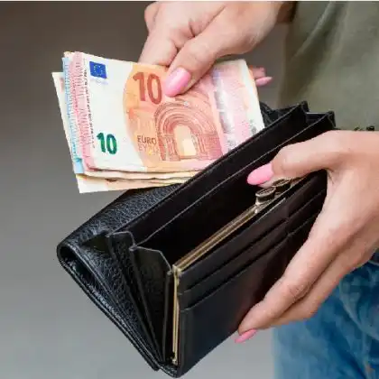 Mulher contando notas de euro do salário mínimo italiano