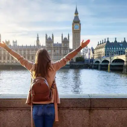 Mulher feliz em frente ao Big Ben