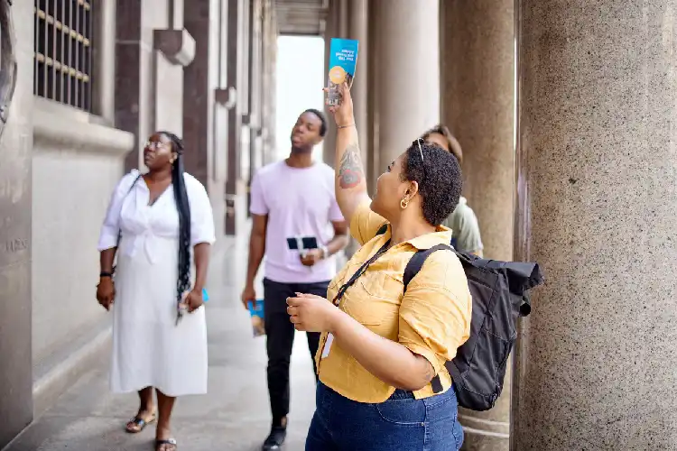 Mulher explicando história de museu italiano