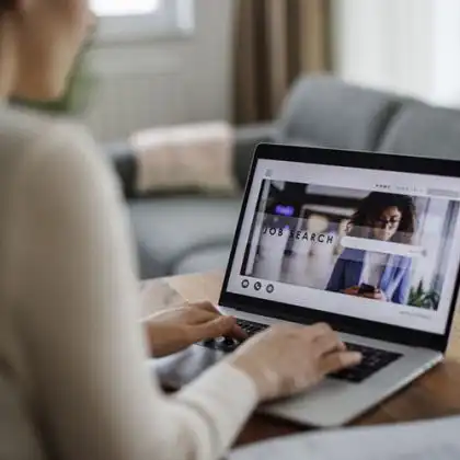 Mulher buscando trabalho nos melhores sites de emprego na Espanha