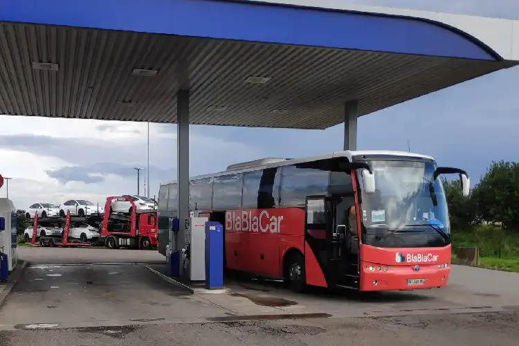 Ônibus de transporte low cost.