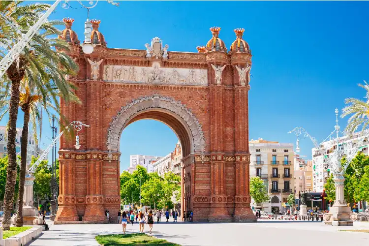 Turistas no centro de cidade espanhola