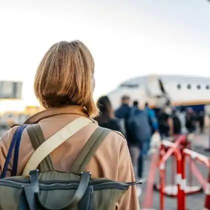Mulher viajando low cost pela Europa.