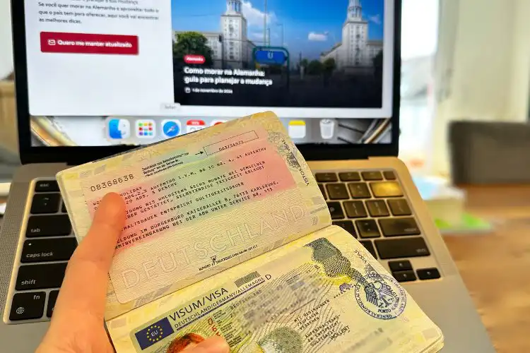 Passaporte com visto para a Alemanha em frente a um laptop