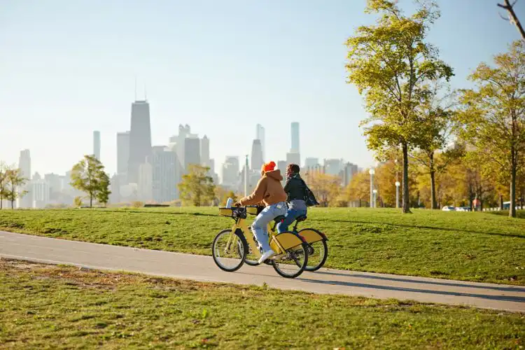 Passeando de bicicleta no Reino Unido ou nos Estados Unidos