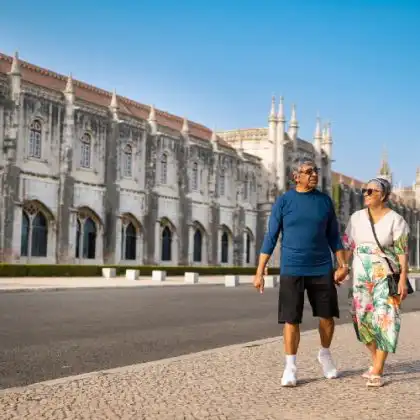 Casal aproveitando aposentadoria na Europa