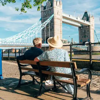 Idosos aproveitando aposentadoria na Inglaterra.