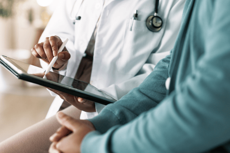 Pessoa que tem passaporte europeu utilizando seguro viagem em consulta médica
