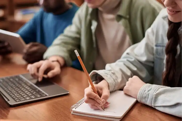 Alunos anotando sobre como estudar na Inglaterra