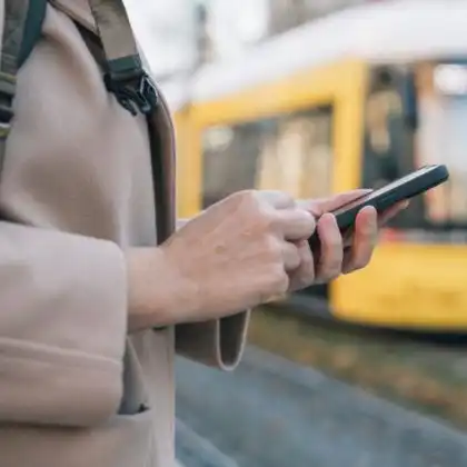 Pessoa conectada com chip de celular na Alemanha