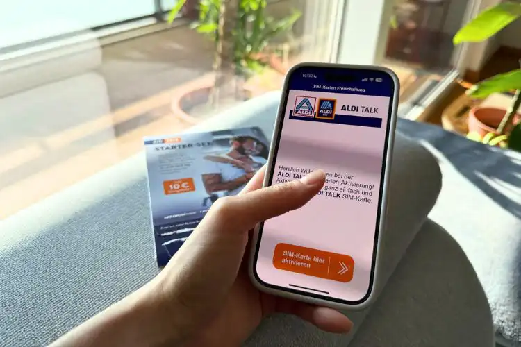 Mulher utilizando aplicativo do ALDI Talk no celular.