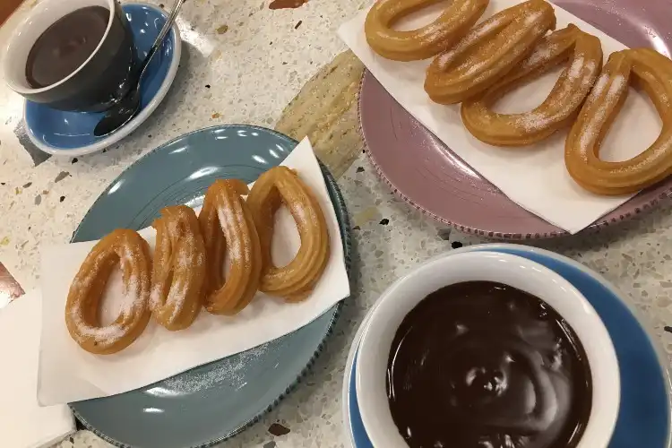 A tradição do churros com chocolate na Espanha é parte da cultura gastronômica local, e tem sabor muito diferente do churros brasileiro