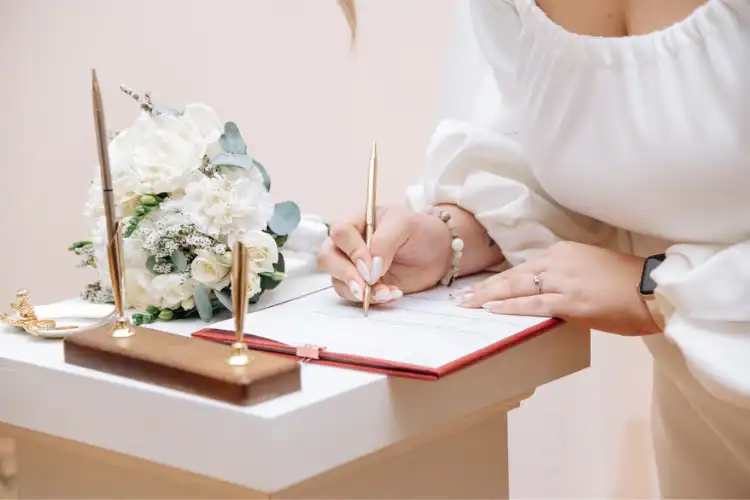 Noiva assinando certidão de casamento.