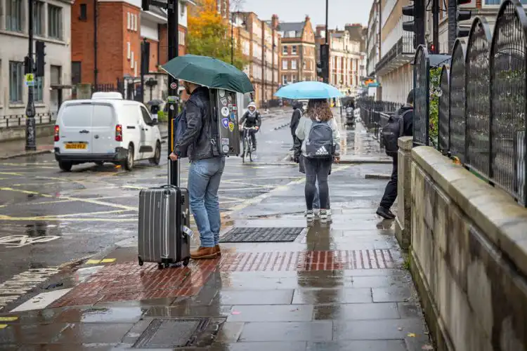 Pessoas com guarda-chuva pelas ruas de Londres