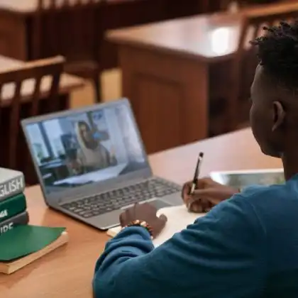 Mulher estudando com curso de inglês online.