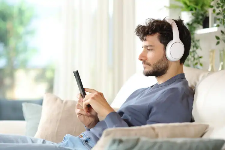 Homem fazendo curso de inglês online com app