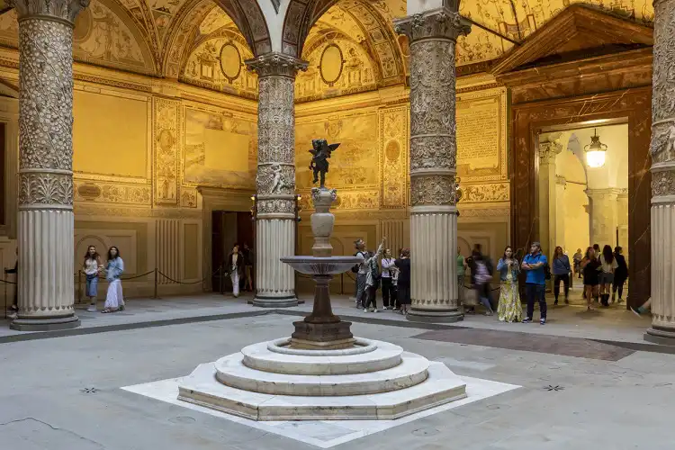 Pessoas no pátio do Palazzo Vecchio, em Florença, na Itália