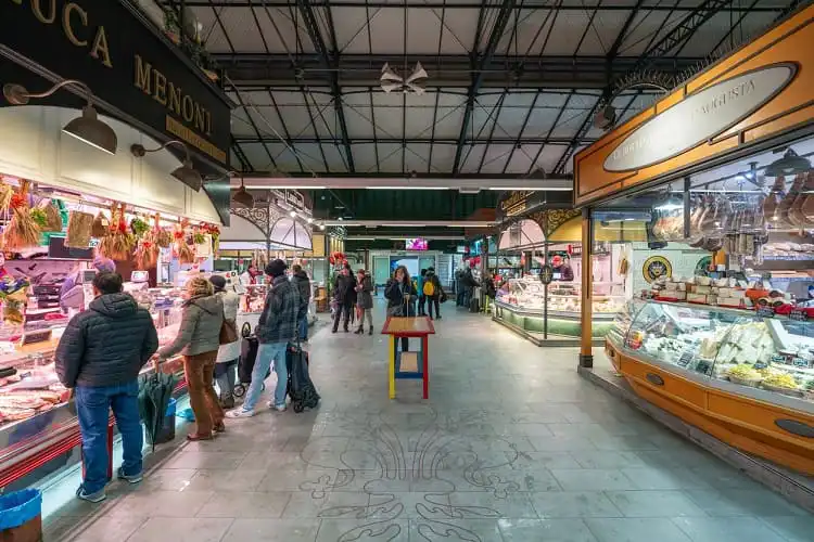 Pessoas fazendo compras no Mercado Central de Florença