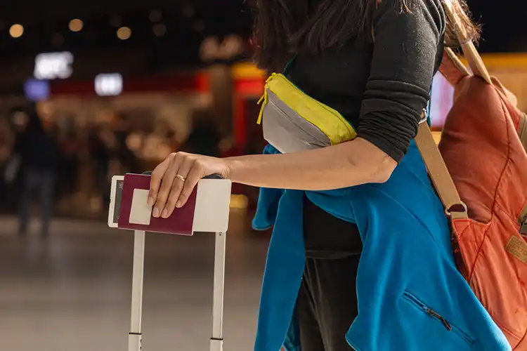 Mulher descendente de italianos em aeroporto