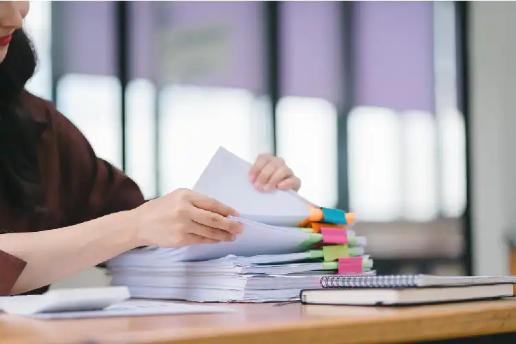 Jovem procurando documentos