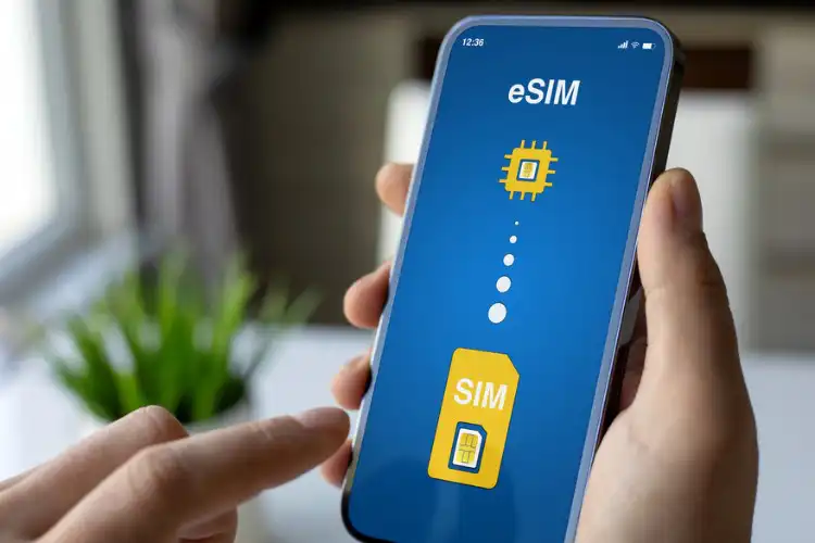 Pessoa ativando esIM no celular
