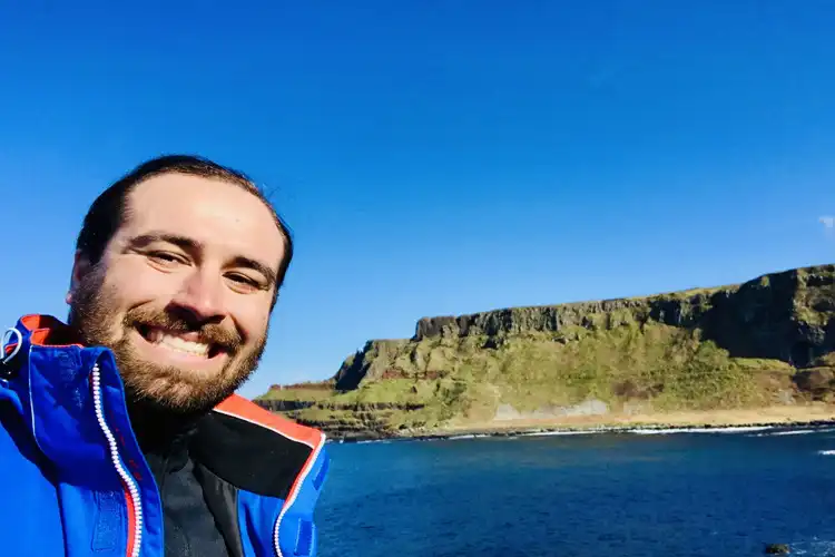 Estudante de inglês visitando as belezas naturais da Irlanda.