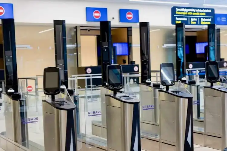 Setor de imigração em aeroporto da Europa