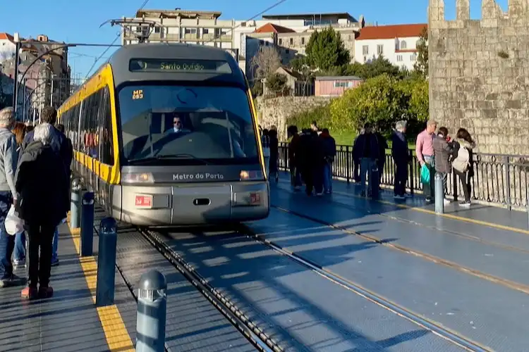 Metro do Porto atravessando a Ponte Luís I em Portugal.