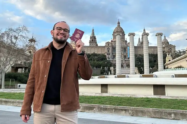 Fernando é brasileiro e hoje tem dupla cidadania, com nacionalidade espanhola além da brasileira.