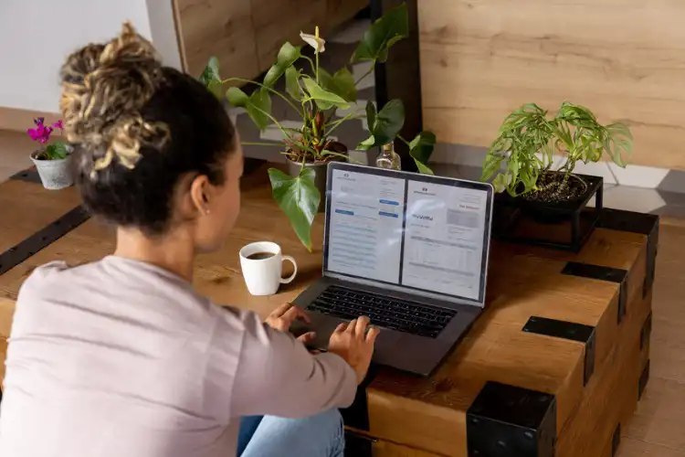 Mulher aprendendo como emitir invoice de serviço para o exterior.