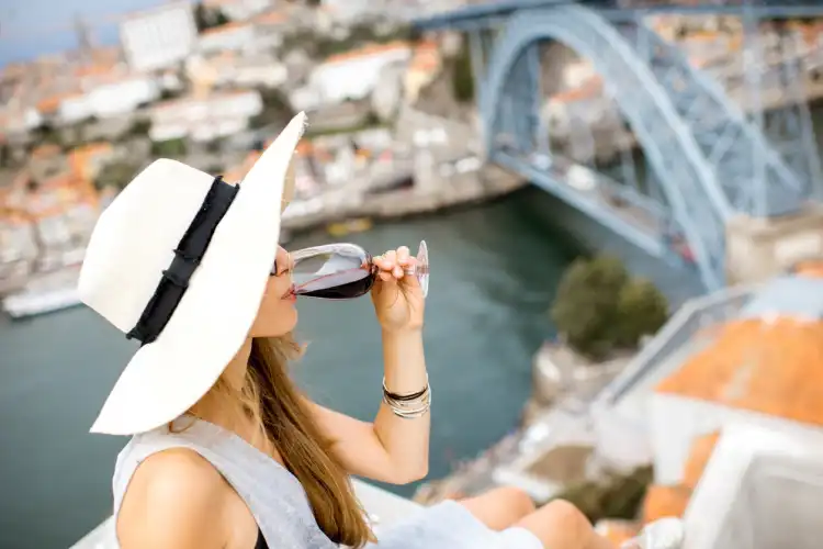 Mulher com copo de vinho do Porto em Portugal
