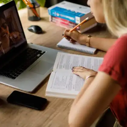 Mulher fazendo comparativo entre Open English ou English Live