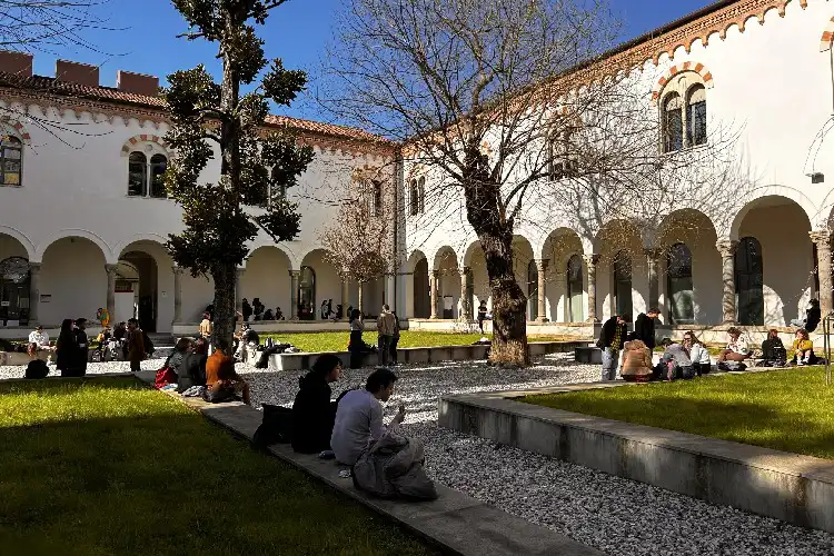 Estudantes em prédio na Itália