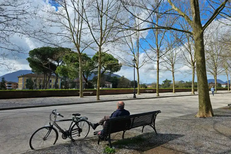 Aposentado descansa ao lado da bicicleta na itália