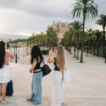 Turistas viajando com Seguro viagem Espanha