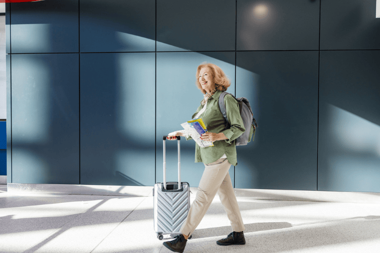 Turista no aeroporto viajando com seguro viagem para idosos acima de 90 anos