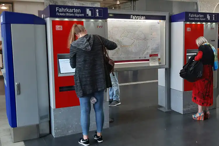 Mulheres pagando tarifa de transporte na Alemanha