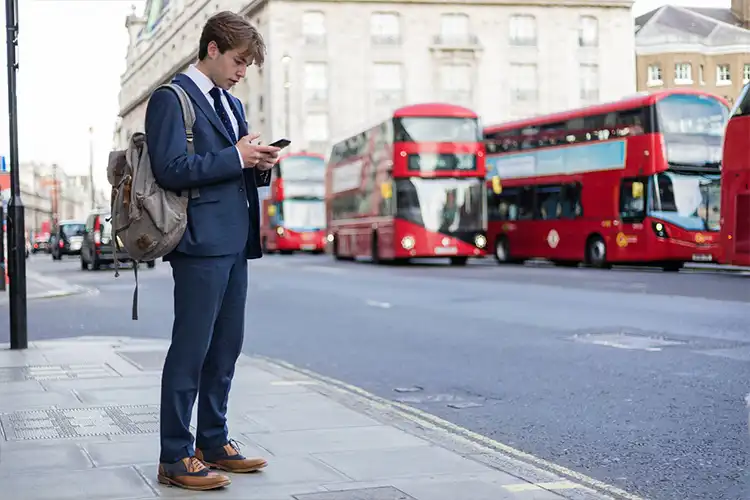 Jovem que trabalha em Londres