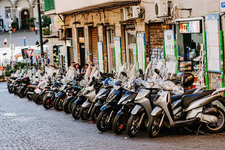 Vespas em Nápoles fazem parte dos sons da Itália