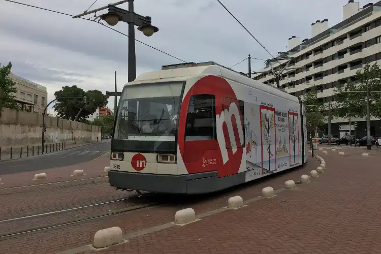 O tranvía é uma excelente maneira de se locomover no transporte público da Espanha