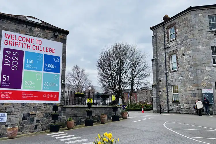Entrada de universidade em Dublin, na Irlanda.