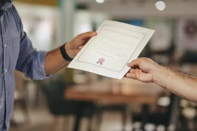 Diploma para atuar nas profissões mais bem pagas da França.