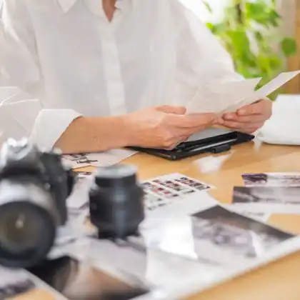 Fotógrafo freelancer selecionando fotos na Alemanha